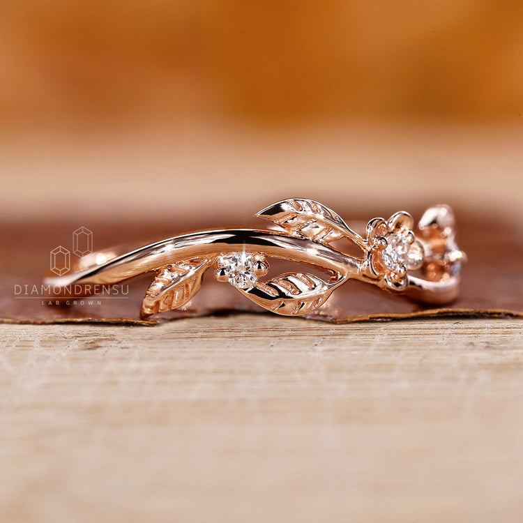 Round cut diamond leaf wedding band by Diamondrensu.
