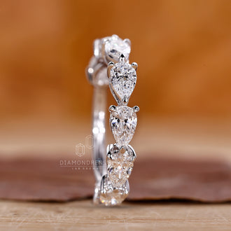 Lab-grown diamond wedding band with a timeless appeal.
