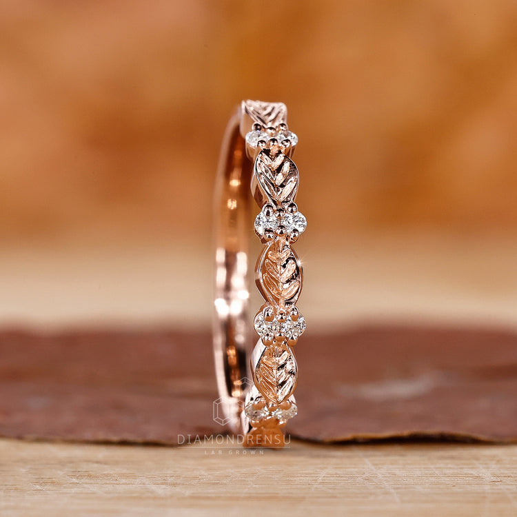 Exquisite nature inspired ring with detailed leaf patterns and a round diamond wedding band