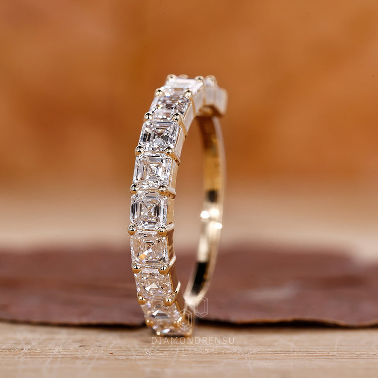 Simple Asscher cut wedding band in gold.