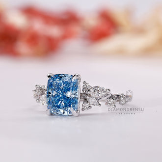 4 prong claw setting securing a lab grown diamond in a custom engagement ring design.
