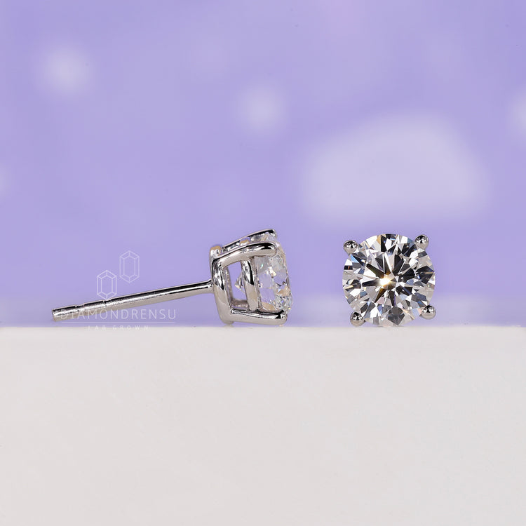 Round diamond stud earrings, diamond earrings, IGI certified
