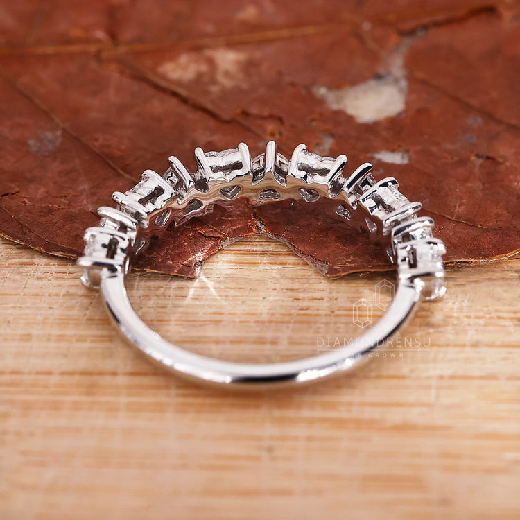 Claw Prong Setting for a sleek and modern wedding band design.
