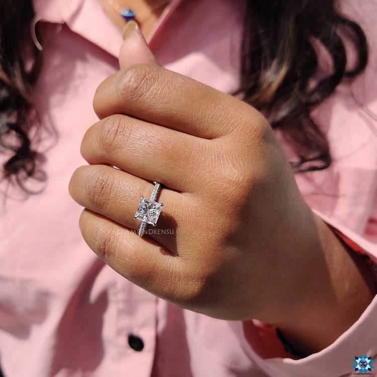 Elegant round cut ring with a minimalistic design.