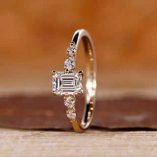 Five stone diamond ring in yellow gold.
