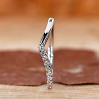 Stunning round-cut wedding band with a delicate curve.
