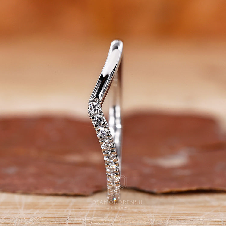 Stunning round-cut wedding band with a delicate curve.
