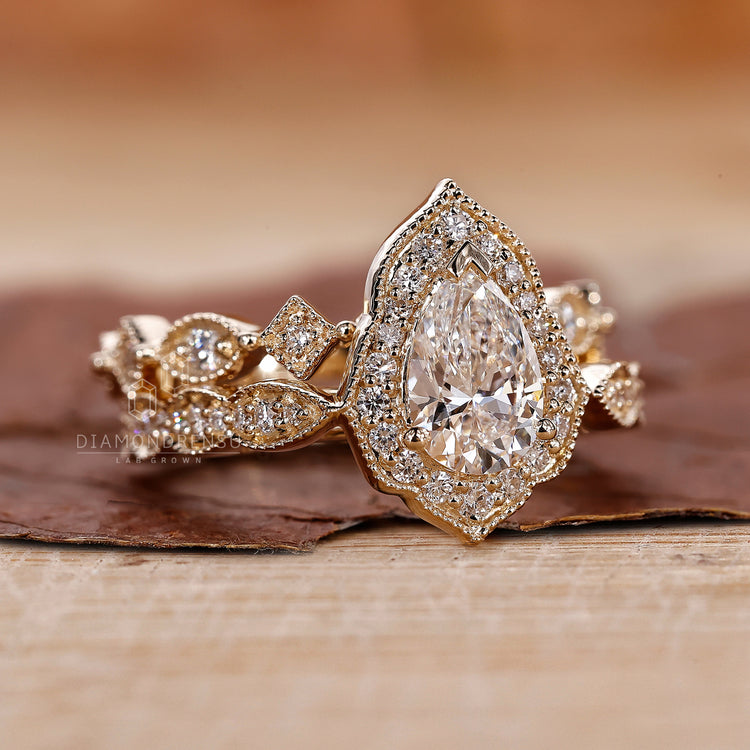 Halo Ring with sparkling diamonds for a dazzling effect.

