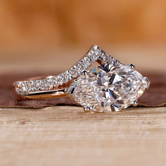 Round diamond ring with sparkling brilliance for a timeless look.
