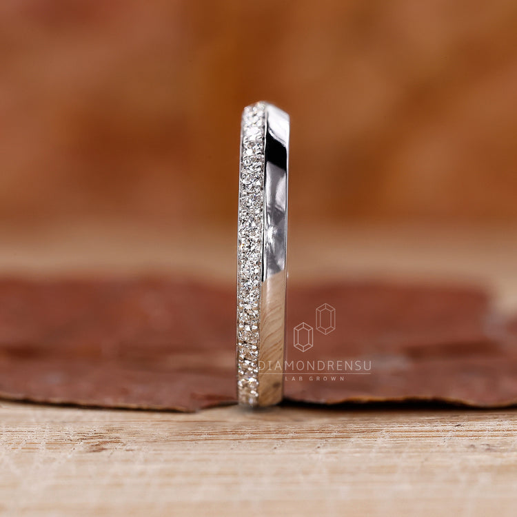 Diamondrensu wedding band with white gold wedding band.
