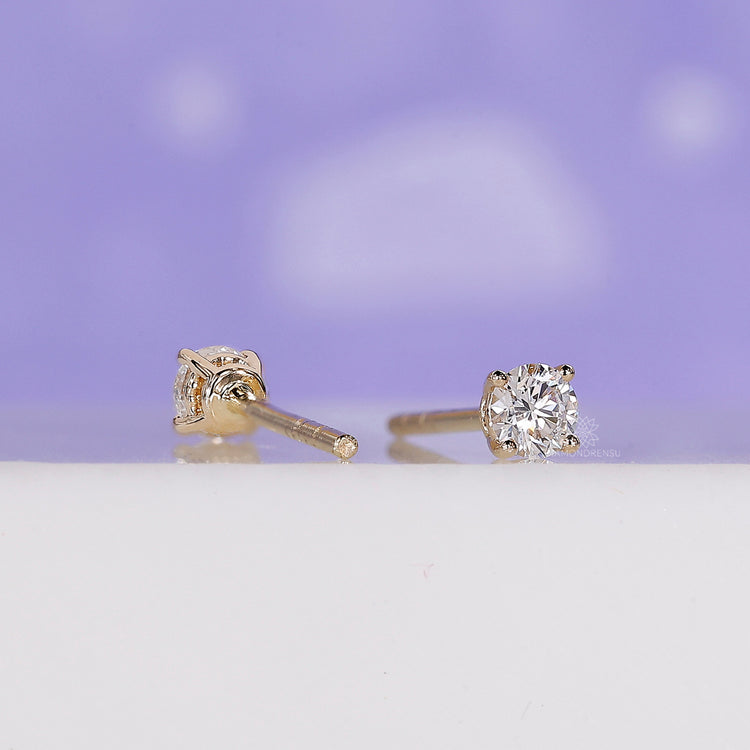 Round cut diamond earrings featuring IGI certified lab-grown diamonds.
