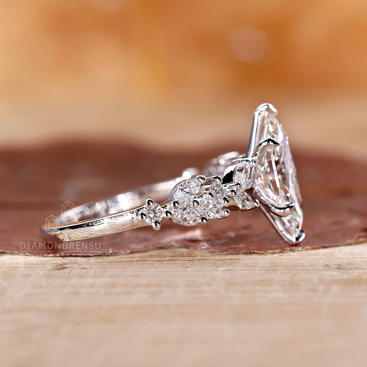 Round Diamond Ring with brilliant, clear diamond brilliance.
