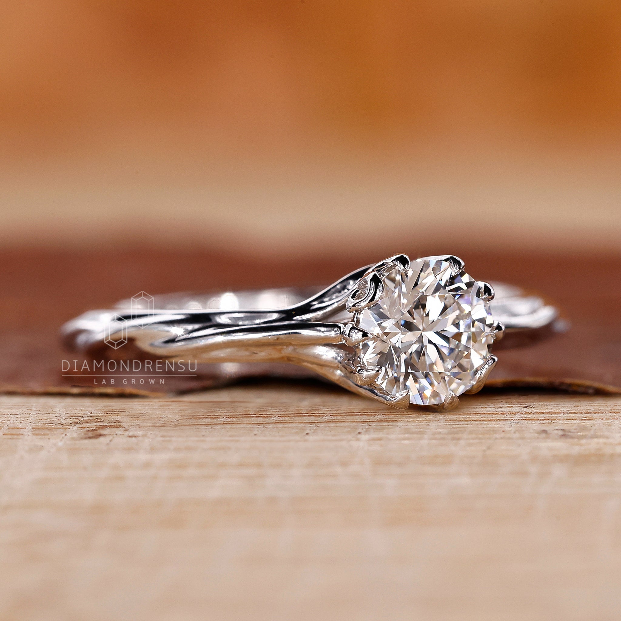 Solitaire diamond ring with branch detailing, blending elegance and nature in a perfect harmony