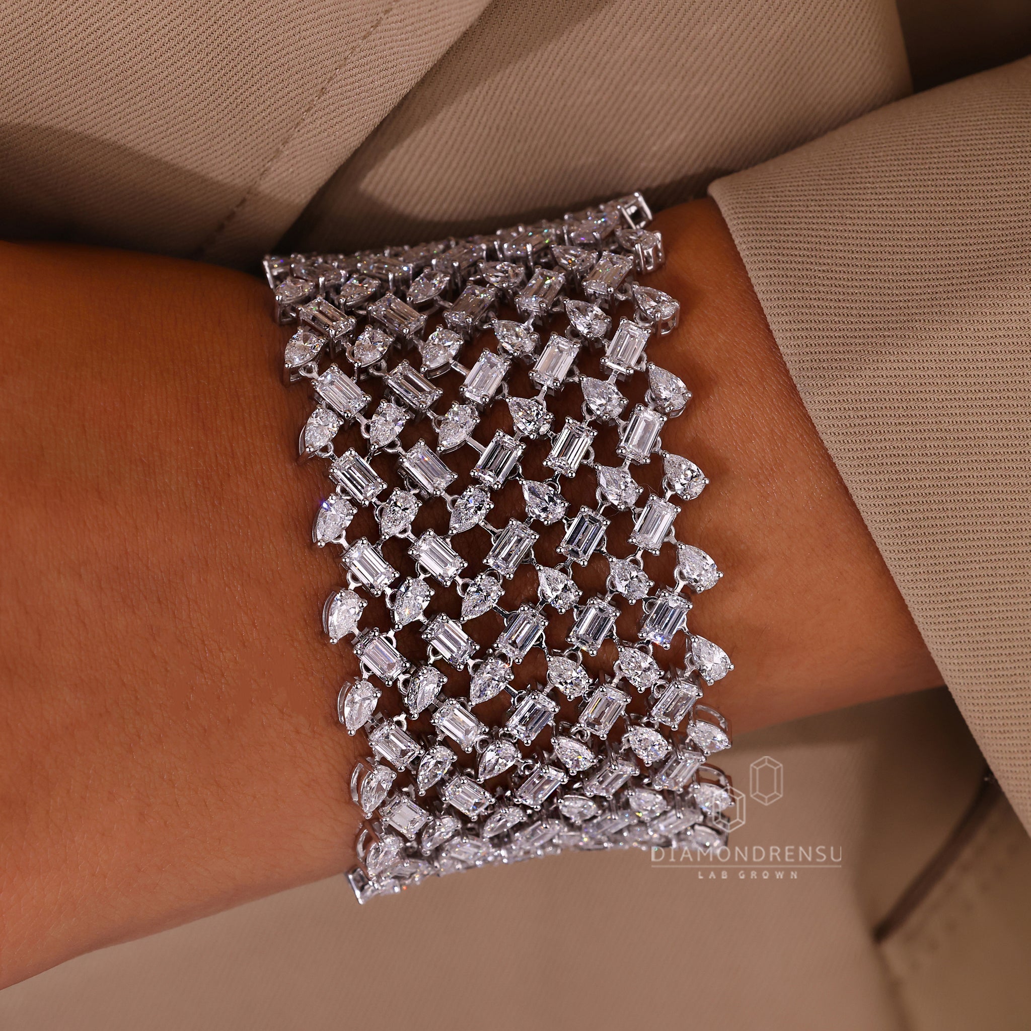 Elegant lab grown diamond tennis bracelet with IGI-certified stones and timeless craftsmanship.
