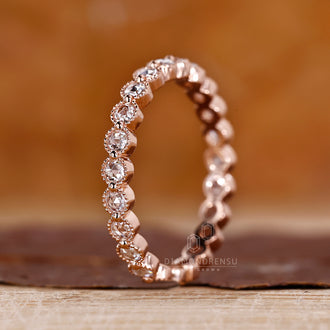 Diamondrensu rose gold shared prong band.
