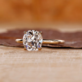 Solitaire engagement ring in yellow gold.
