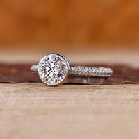 Knife edge shank ring with round cut diamond in white gold.
