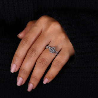 Round Diamond Ring with classic style and brilliant sparkle.
