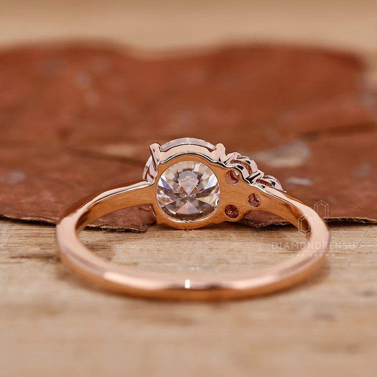 A proposal ring rose gold with an enchanting round diamond centerpiece.
