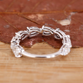 Diamondrensu wedding band crafted with precision.
