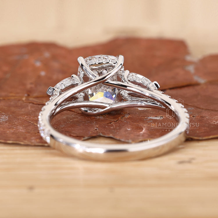 Round Diamond Ring in a classic and sophisticated style.