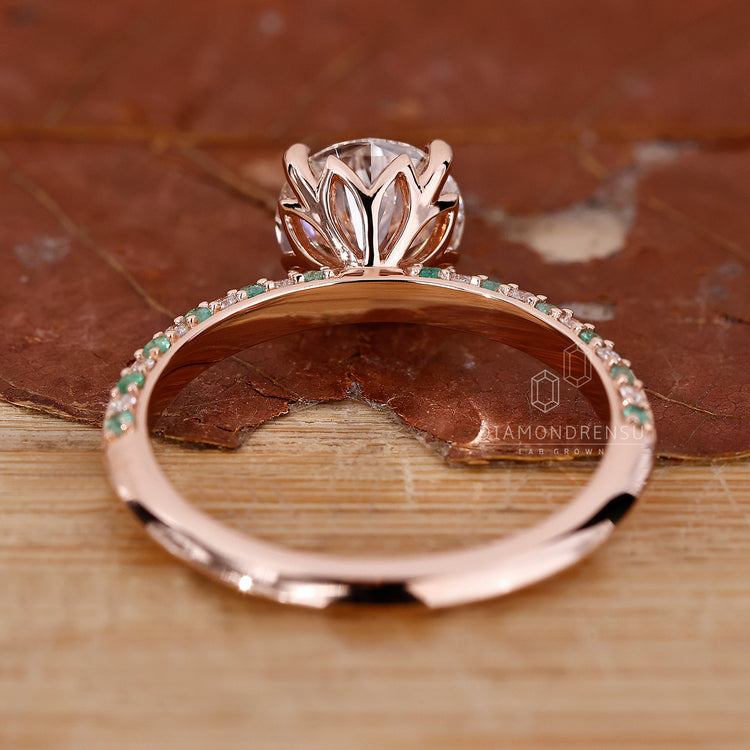 IGI certified round diamond ring offering top-quality diamonds in a classic design.
