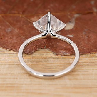 IGI certified handmade ring in solitaire design
