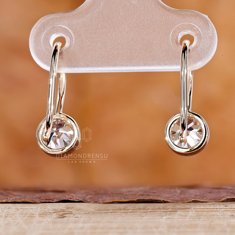 Wire hook earrings with an elegant dangle style.
