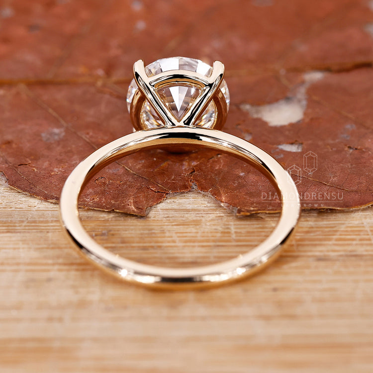 Round Cut Diamond Ring featuring brilliant sparkle.