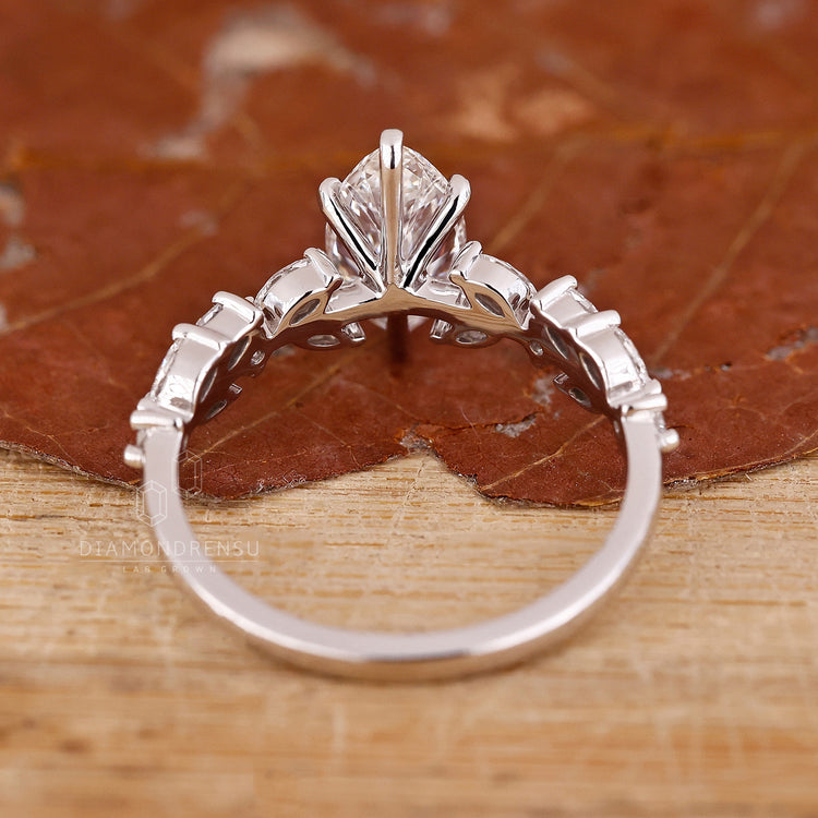 Claw Prongs securely holding the center diamond in place.
