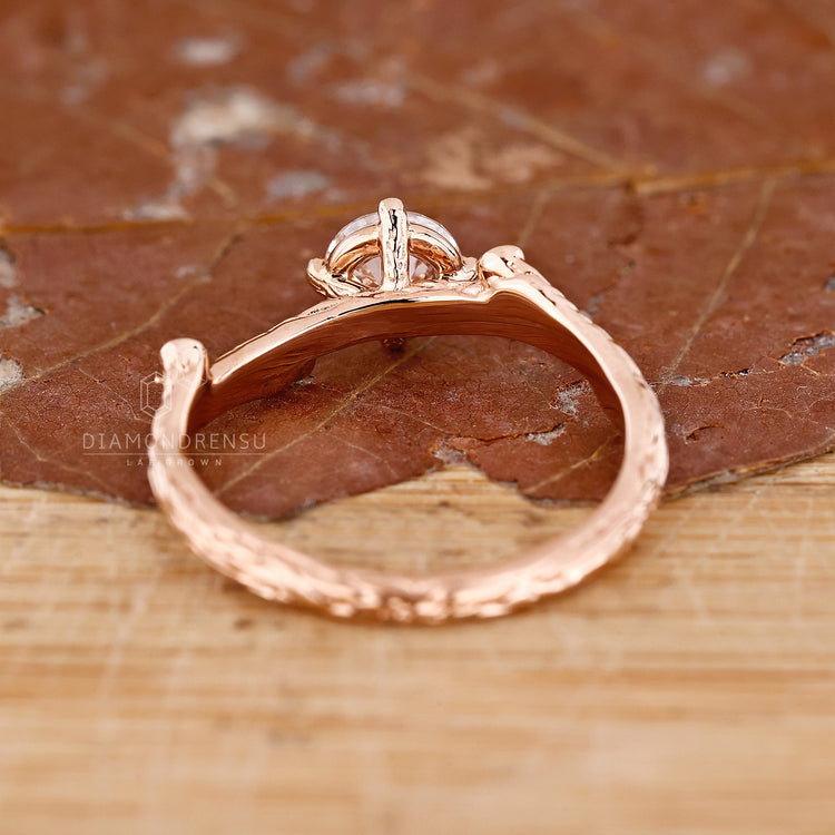 Classic 4 prong setting engagement ring, securing the diamond beautifully.

