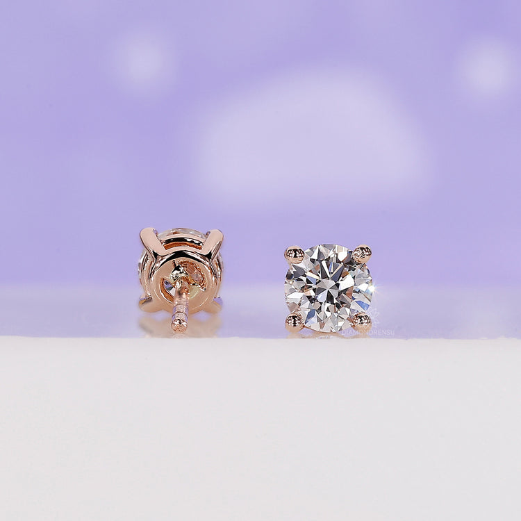 Dainty studs earrings in rose gold, ideal for everyday wear.
