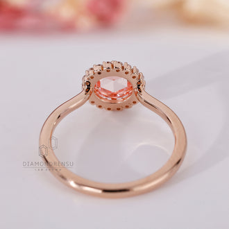 Round Diamond Ring in a classic and timeless design.