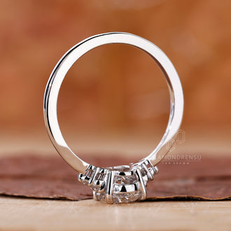 Prong Setting showcasing a secure and brilliant oval diamond.