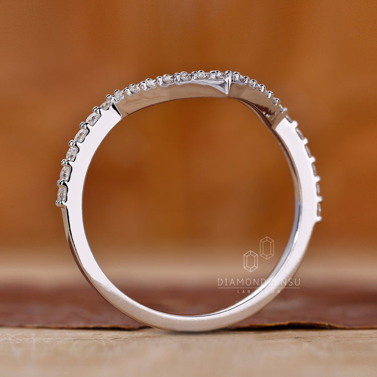 Diamondrensu wedding band that blends elegance and charm.
