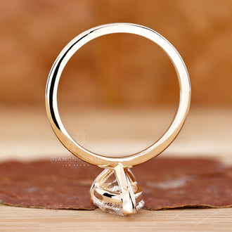 Diamondrensu engagement ring with a pear-shaped diamond set in yellow gold.
