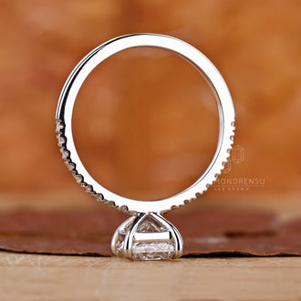 Diamondrensu engagement ring with 4 claw prong setting.
