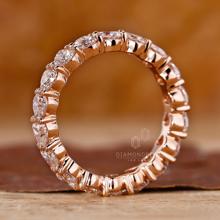 Romantic diamondrensu wedding band featuring exquisite diamonds in a premium setting.
