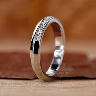 Handmade jewelry with diamondrensu wedding band.
