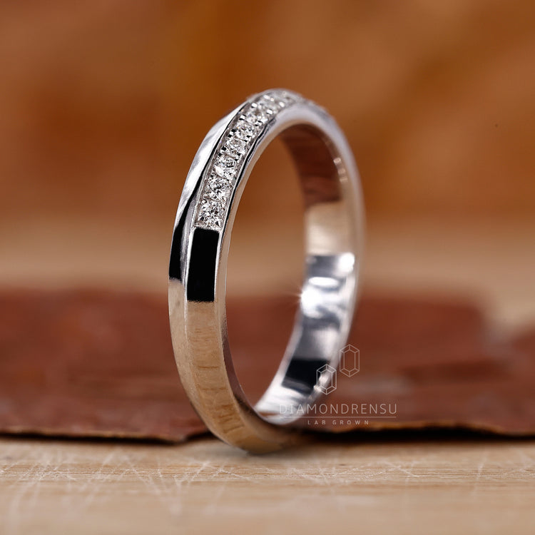 Handmade jewelry with diamondrensu wedding band.
