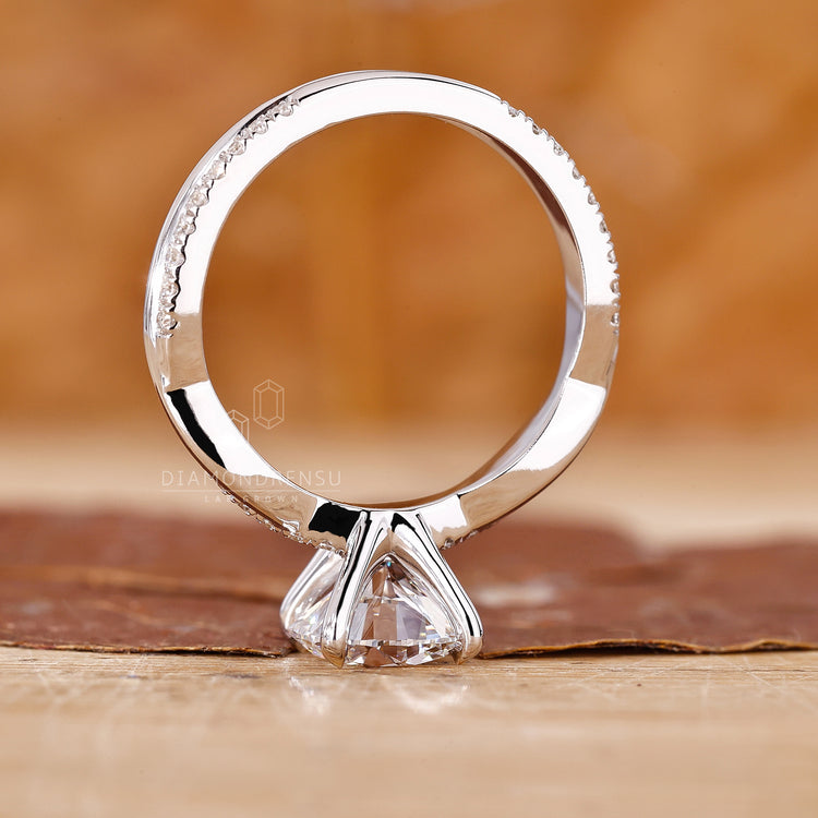 Classic design with a brilliant Lab Grown Diamond in center.
