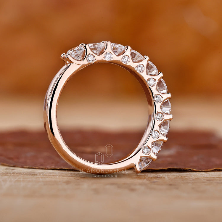 Diamondrensu band with stunning diamonds and a refined finish.
