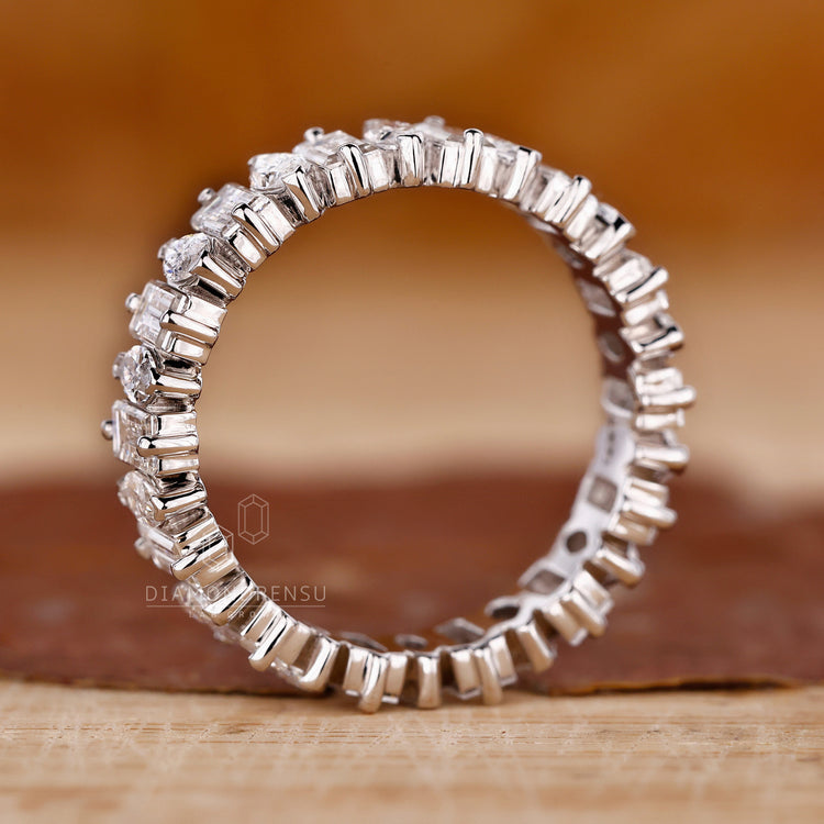 IGI-certified wedding band ensuring quality and brilliance.
