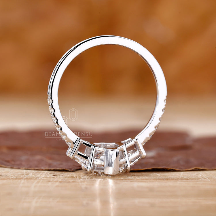 White gold ring with a contemporary and elegant style.
