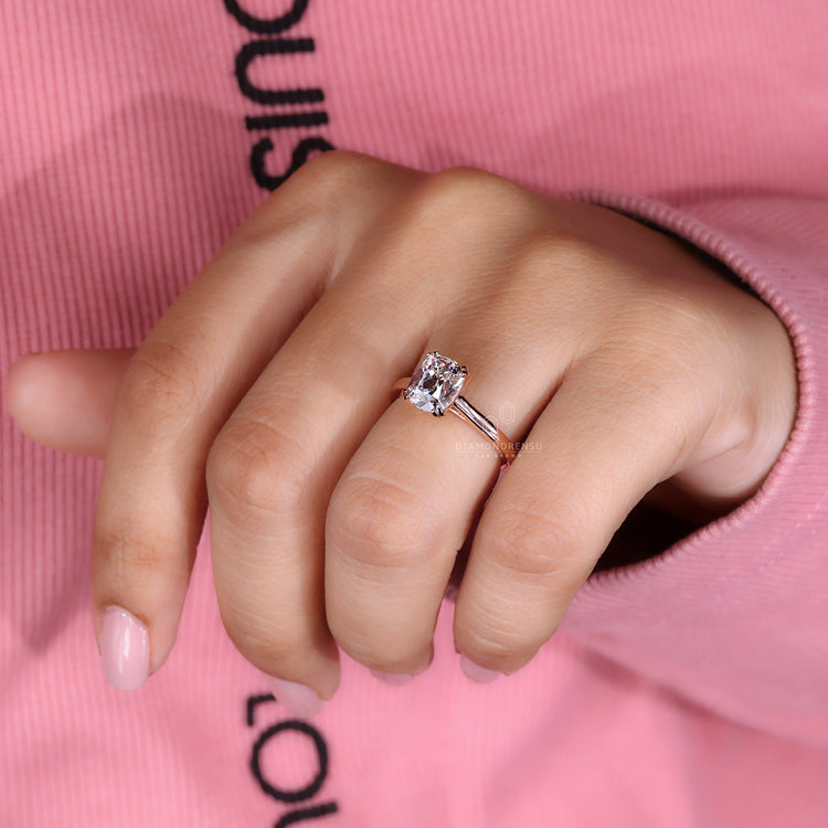 Double Prong Setting ensuring a secure and elegant diamond hold.