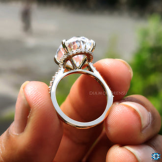 Handmade jewelry reflecting a story of passion and skill.
