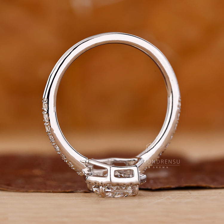4 prong setting with diamondrensu ring.
