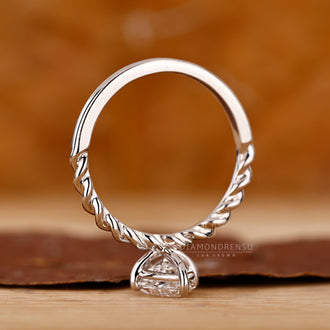 IGI certified marquise diamond set in a clean and secure band for quality and assurance.
