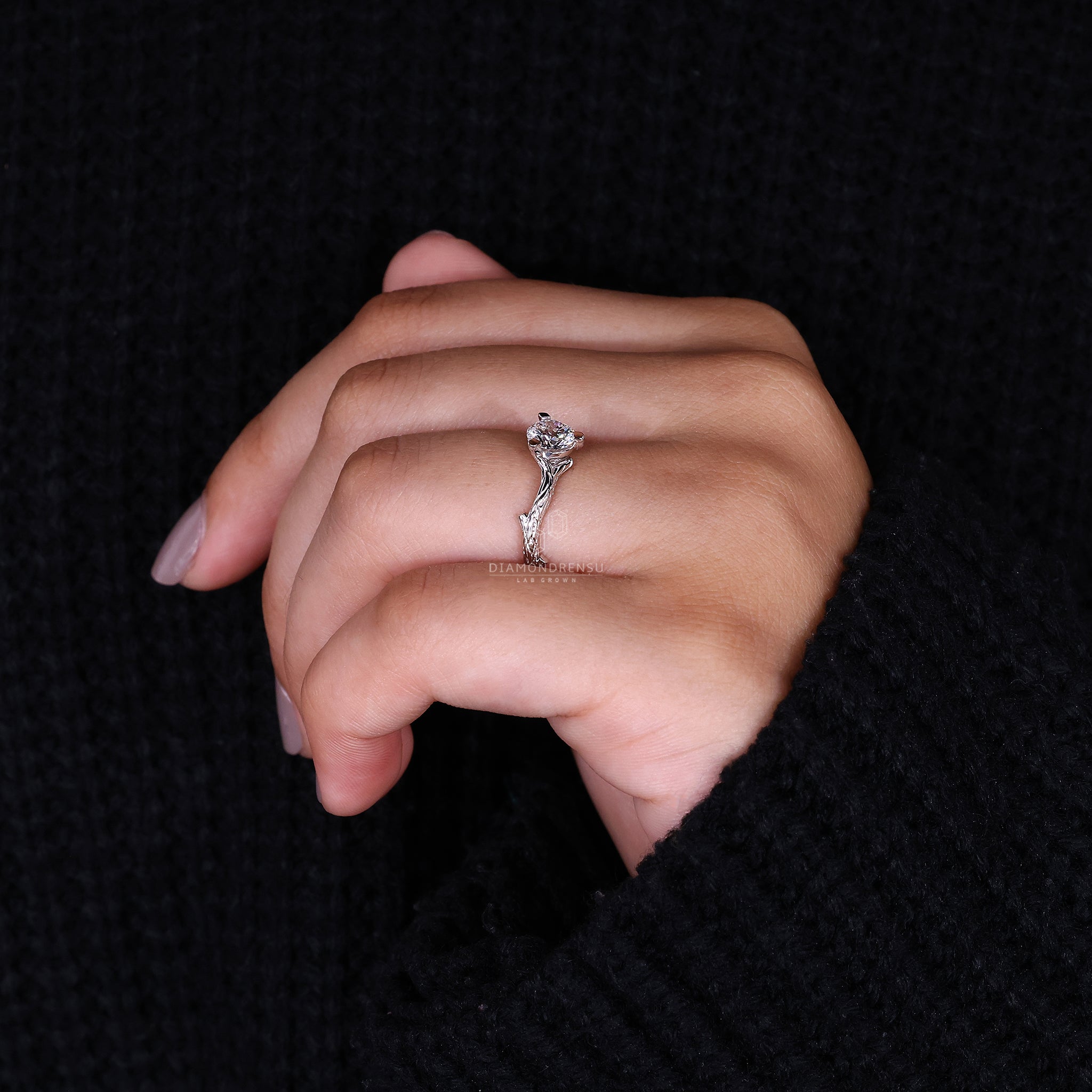 Diamondrensu nature-inspired ring featuring a round diamond, set in a white gold band with unique branch details