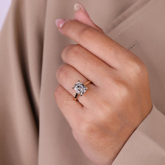 Diamondrensu ring crafted in cathedral style.